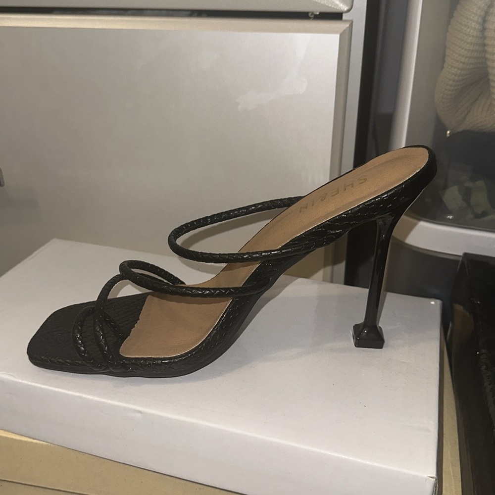Toe strap heels - Picture 3 of 3